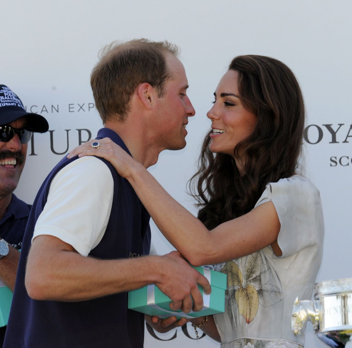 Princis Viljams saņem savas sievas Keitas skūpstu pēc uzvaras apļa turnīrā Santabarbaras polo, Kalifornijā, 2011. gada 9. jūlijā.