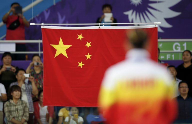 Õige Hiina riigilipp - väikesed viisnurgad kaarduvad ümber suure.