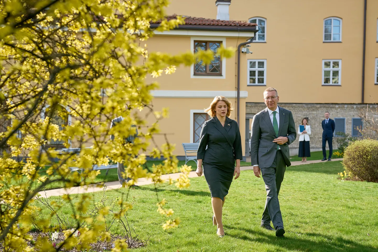 Valsts prezidents Edgars Rinkēvičs tikšanās laikā ar premjeri Eviku Siliņu 16. aprīlī Rīgas pilī