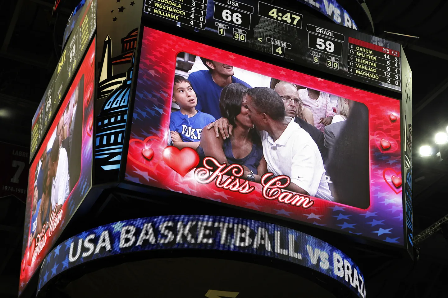 Барак и Мишель Обама на Kiss Cam.