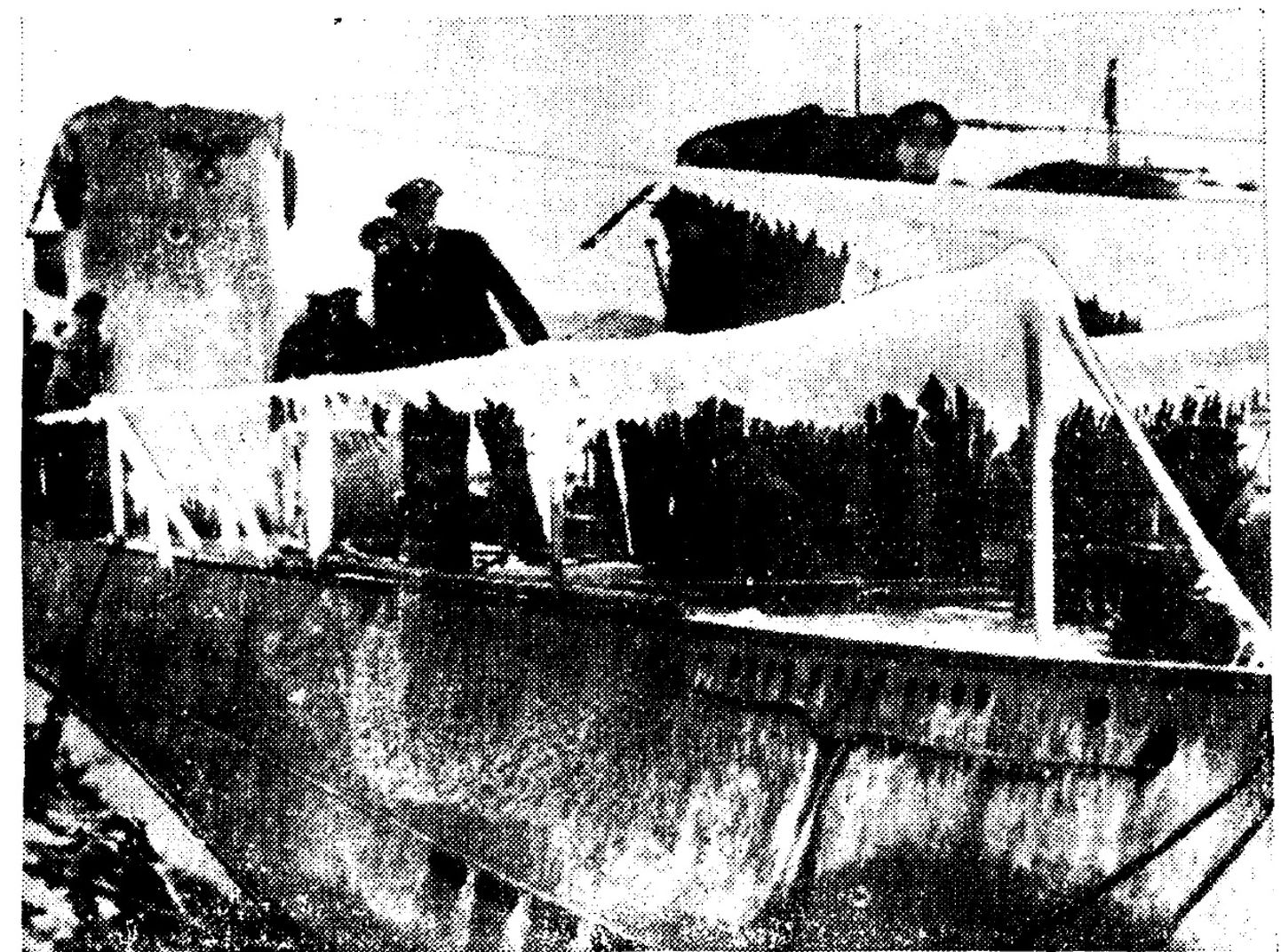 Jäätunud Saksa allveelaev Postimehe 1940. aasta 18. jaanuari numbris, mis pärast pikemat ekspeditsiooni kõvas pakases pidi üleni jäätunult pöörduma tagasi tugipunkti.