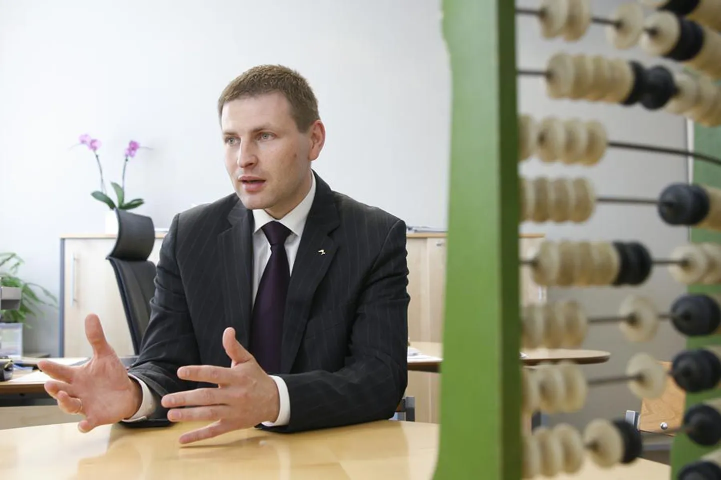 Raha on vaese ühiskonna igavene probleem, aga selle rangemat jaotamist ei julge enne valimisi nõuda sotsiaalminister Hanno Pevkur ega ükski teine võimu juures olija.