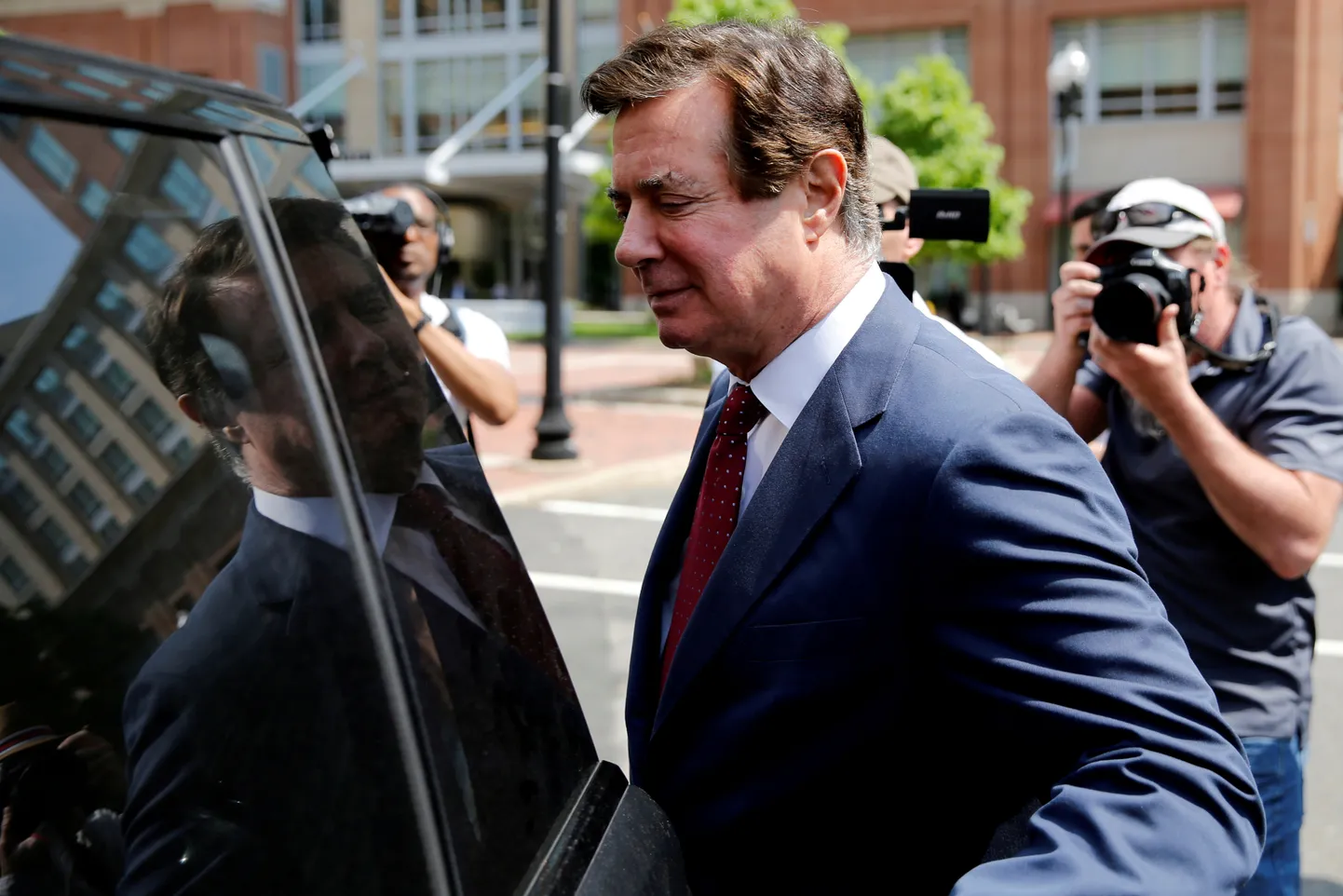 Paul Manafort Alexandria kohtuhoone juures.