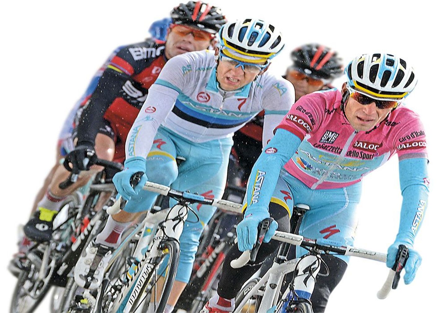 Винченцо Нибали (справа) и Танель Кангерт на велогонке Giro d`Italia.