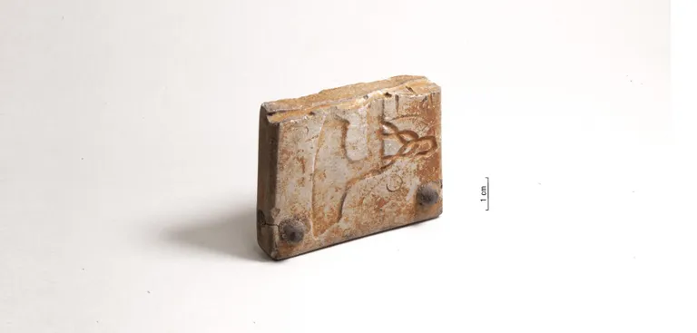 Miniatuurseid kirveid kanti 10.–13. sajandi vahel amuleti või märgina Ungarist Skandinaaviani, see Pärnu mnt 33jj kaevandist saadud valuvorm kuulub juba selle esemeliigi hääbumise aega, hiliskeskaega.