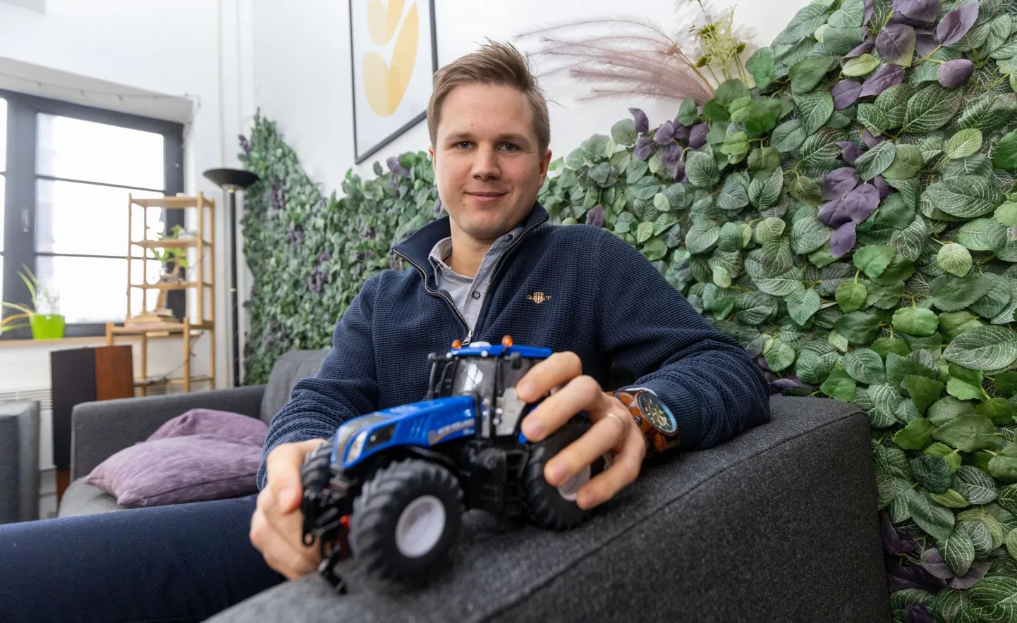 Ehkki eAgronomi peamine klient on ilma trotsiv põllumees, asub ettevõtte kontor Tartus hoopis Aparaaditehases, selle asutaja Robin Saluoks on viinud esmalt isa talule loodud tarkvara sadade tuhandete kasutajateni.