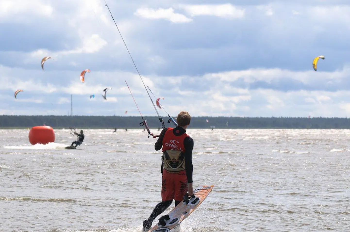 "Aloha Kite Challenge 2012" toob Pärnusse kokku Eesti parimad lohesurfarid, kes võistlevad kahel alal.