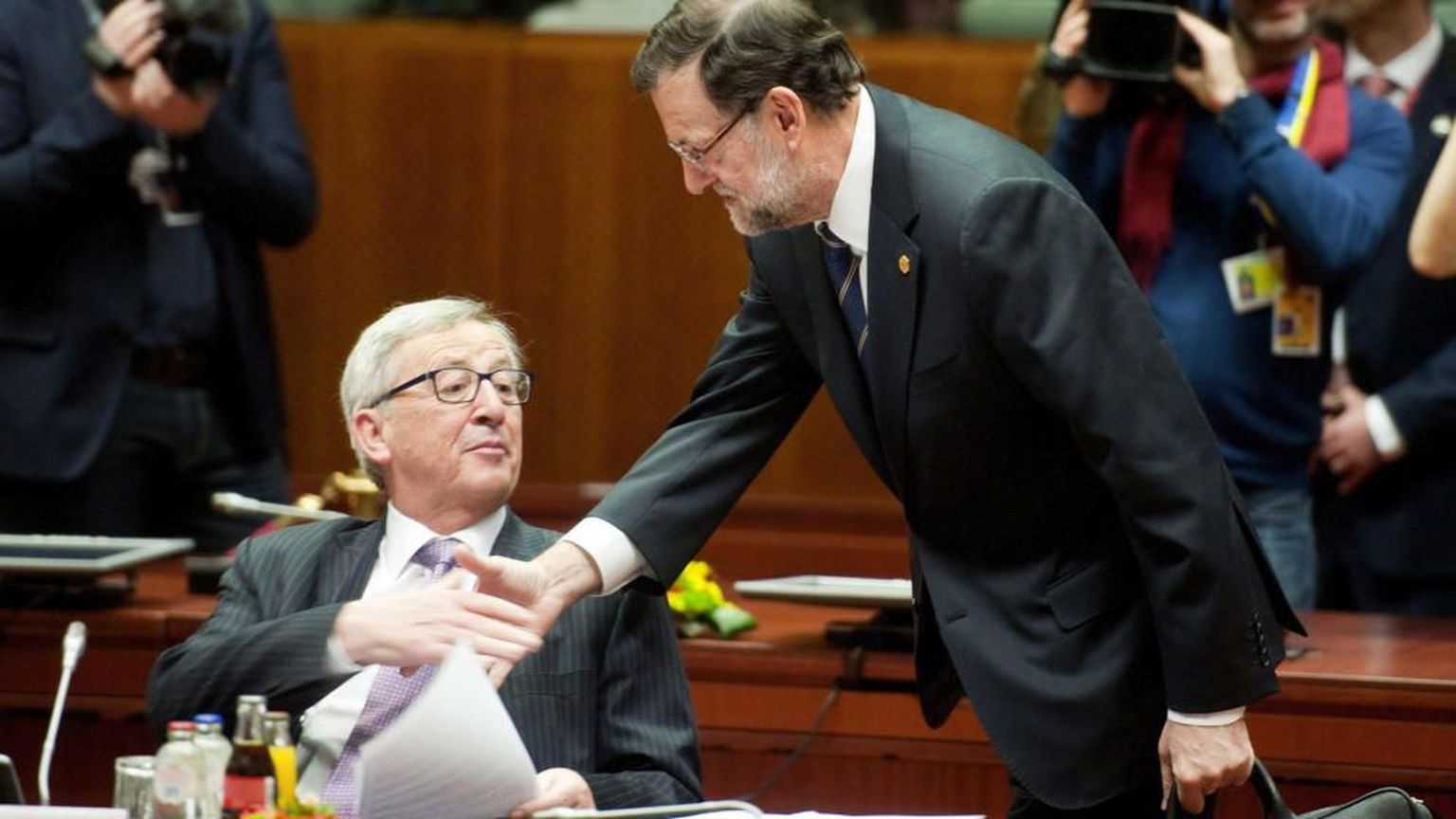 Jean-Claude Junckerit kummardub kätlema Hispaania peaministri kohusetäitja Mariano Rajoy.