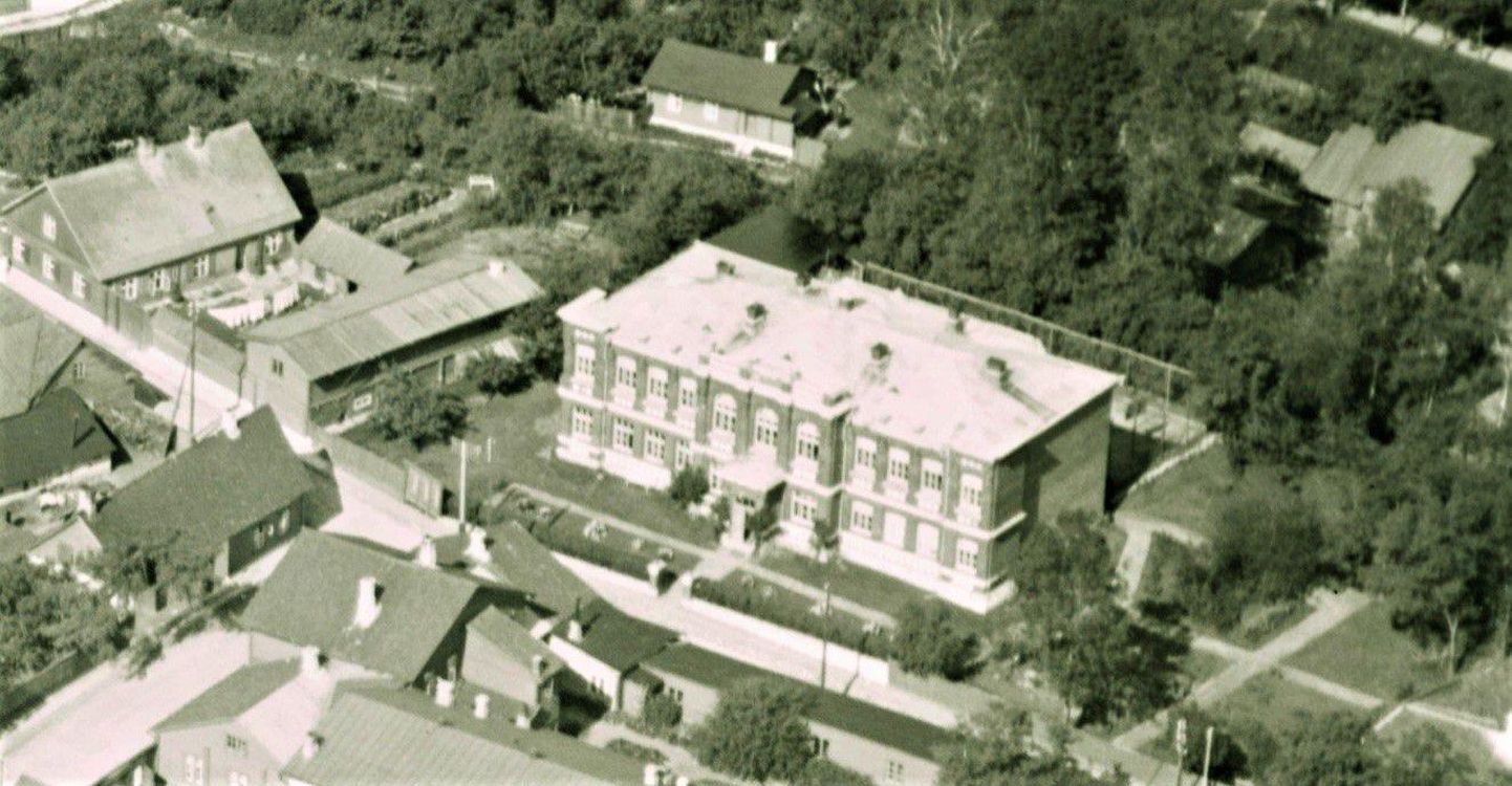 1930ndatest pärineval fotol on näha toona keldri kohal asunud hoone, mis asus Posti tänava koolimajast vasakul.