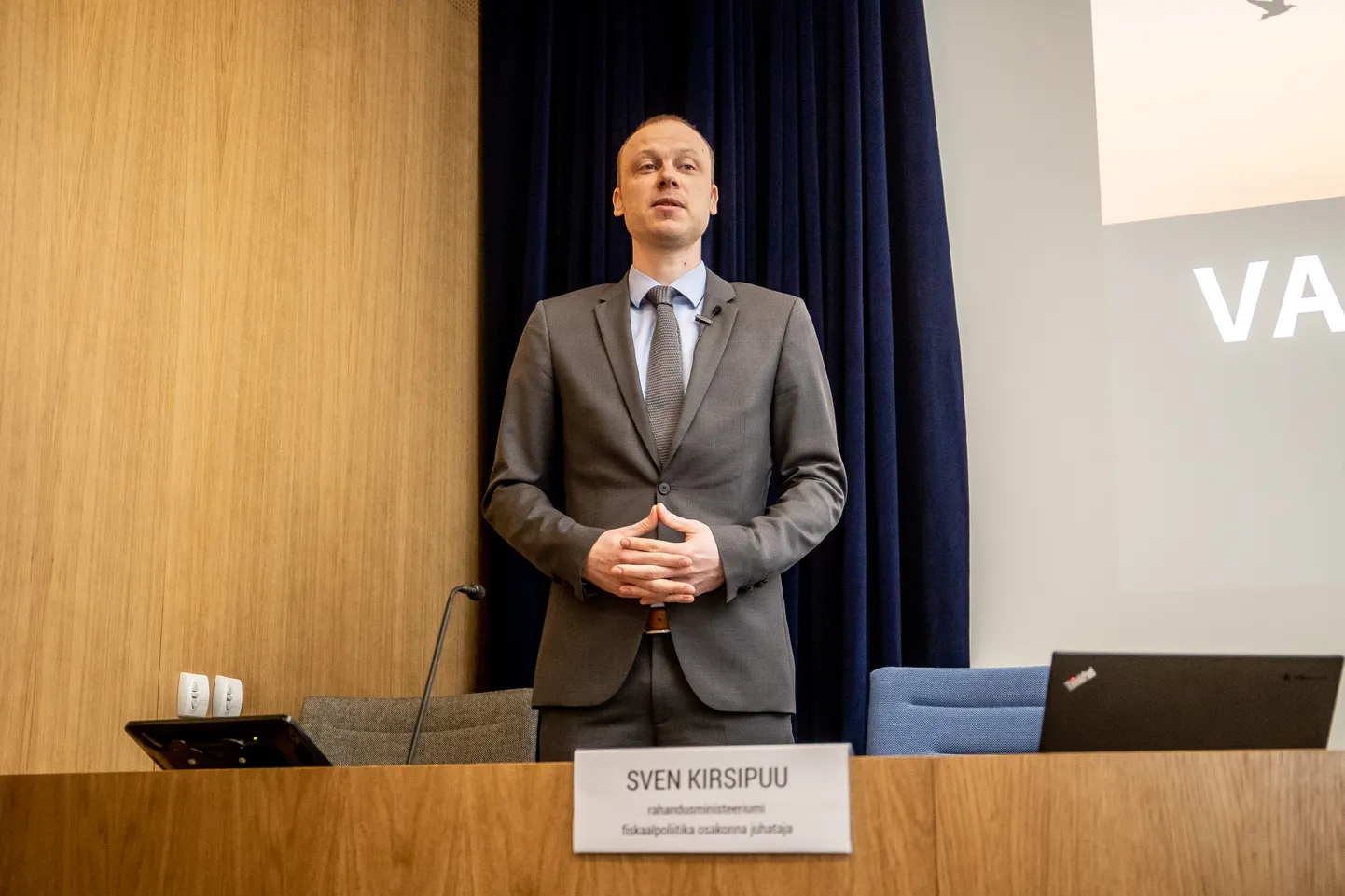 Sven Kirsipuu esinemas järjekordsel rahandusministeeriumi pressikonverentsil.