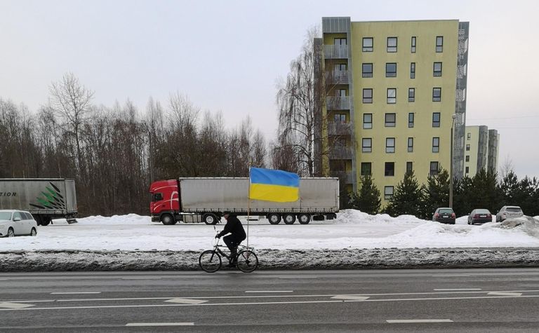Varahommikune Tartu jalgrattur Ukraina sõja alguse hommikul avaldamas meelsust.