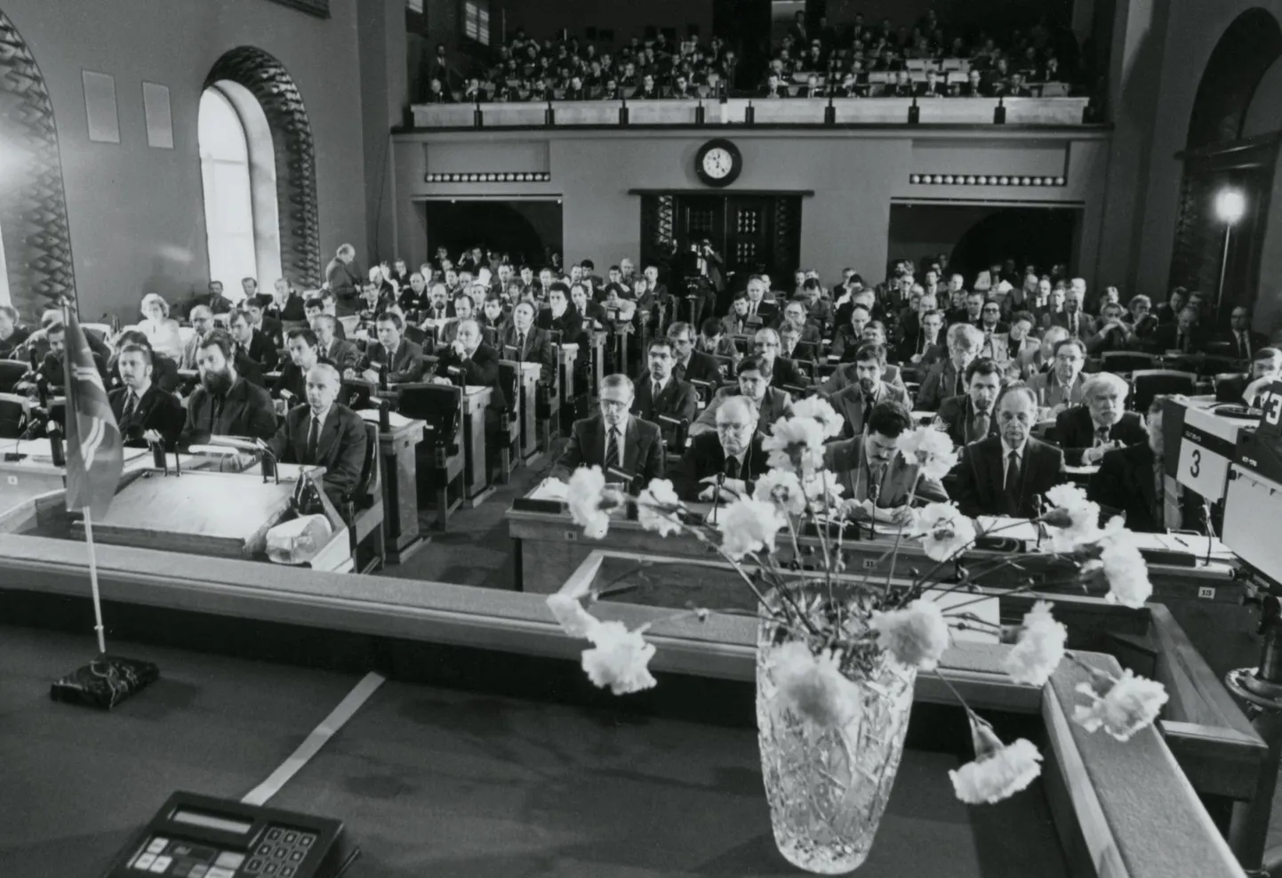 29. märts 1990. Eesti NSV ülemnõukogu XII koosseisu avaistung. Sama aasta 8. mail kuulutas seesama ülemnõukogu Eesti NSV Eesti Vabariigiks, riigikeeleks eesti keele ja rahvusvärvideks sinise, musta ja valge.