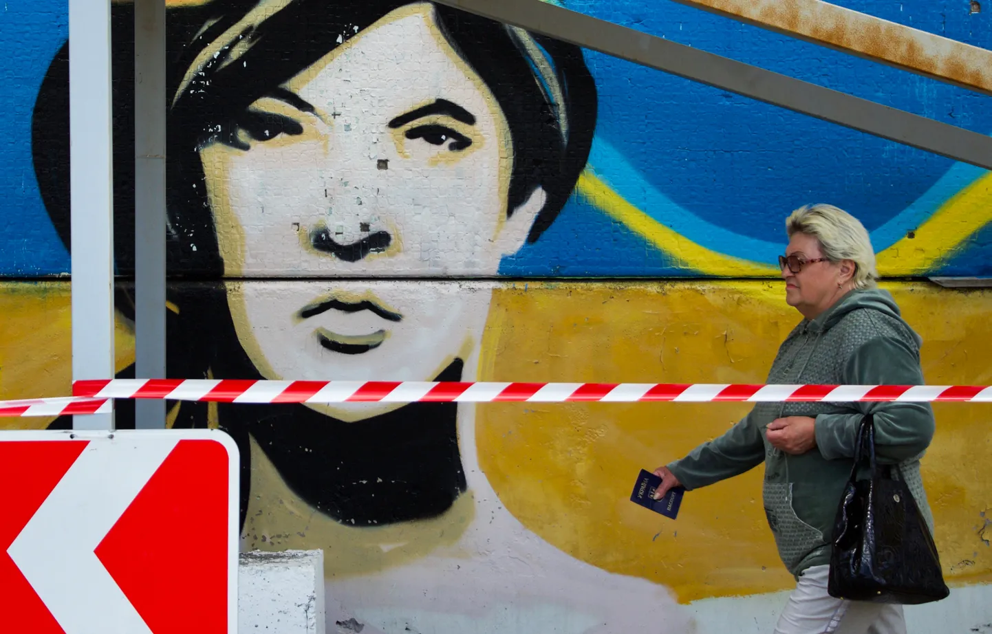 2019 год. Жительница оккупированного Донецка пересекает пограничный пункт 
Марьинка, расположенный на линии разграничения.