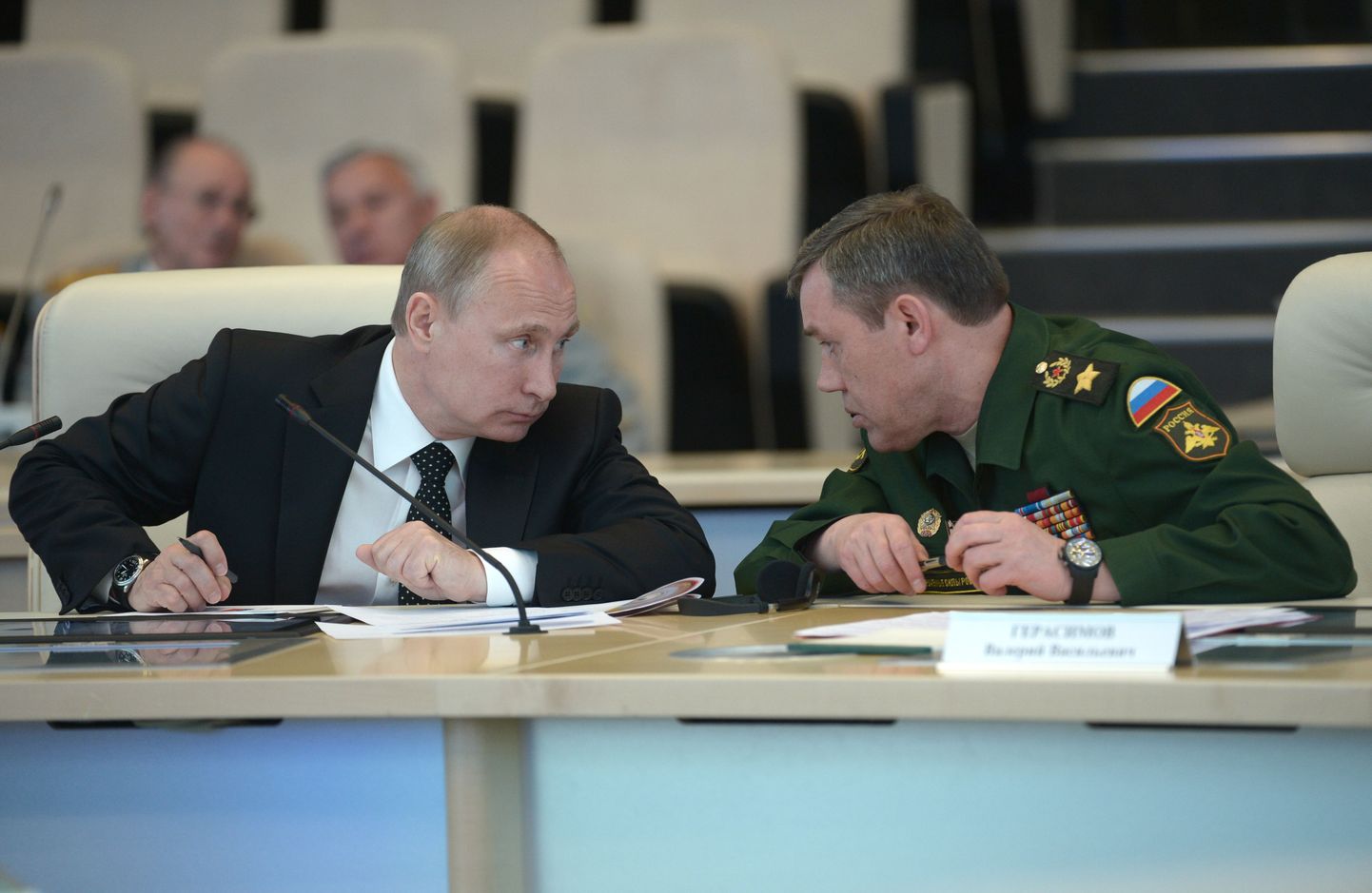President Vladimir Putin (vasakul) koos relvajõudude ülema, kaitseministri asetäitja Valeri Gerassimoviga 8. mail.