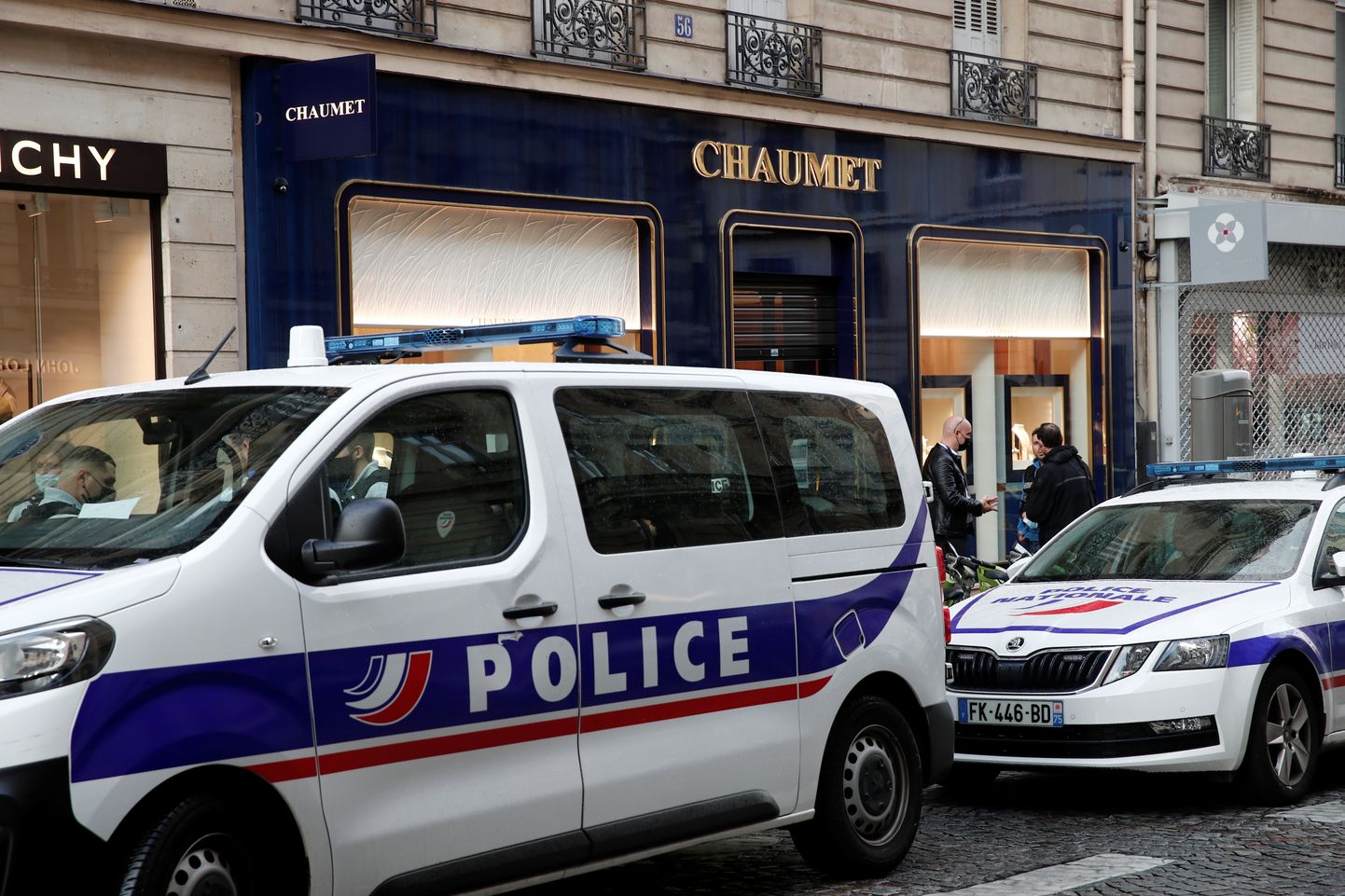 Prantsuse politsei autod Pariisis Chaumet juveelipoe ees. Varas viis sealt kolme miljoni euro eest vääriskive ja ehteid