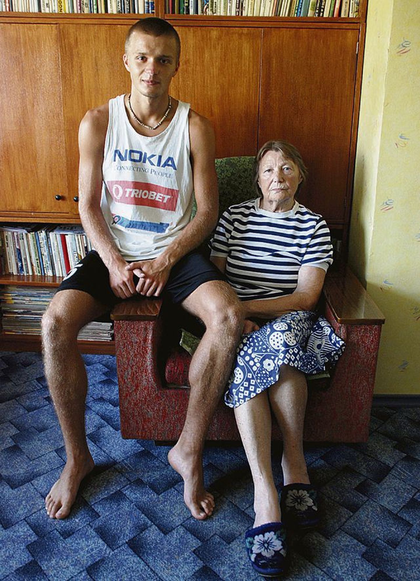 Pensionärist vanaema Laine Jõeäär ja tema lapselaps Rauno Riiner loodavad mõlemad, et praegused noored suudavad 70. eluaastani tööl käia.