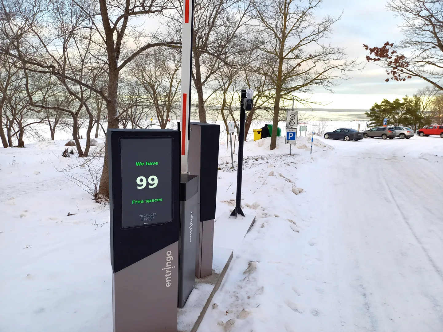 Tasulisele parkimisalale sisse- ja väljapääs oli pildi tegemise ajal seadistamisel ja näitas vabade kohtade arvuks 99. Tegelikult on parkimiskohti rannaalal 45 ringis. Sadamakapteni hoone juurde on paigaldatud makseterminal, kust saab osta nii üksik- kui ka hooajapileti.