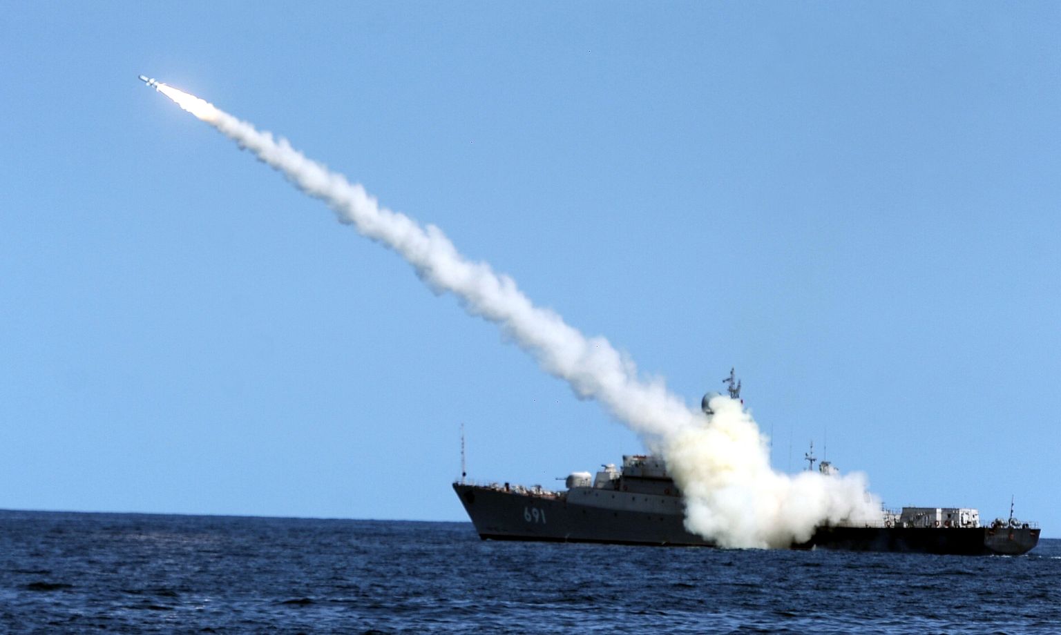 Kalibr NK raketi väljatulistamine Vene sõjalaevalt Dagestan.