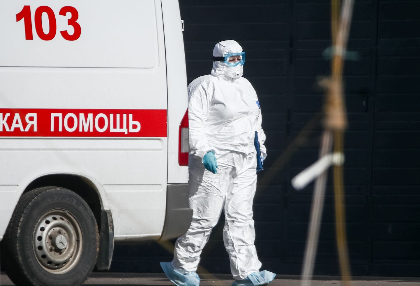 Kaitsekostüümis Moskva haigla töötaja.