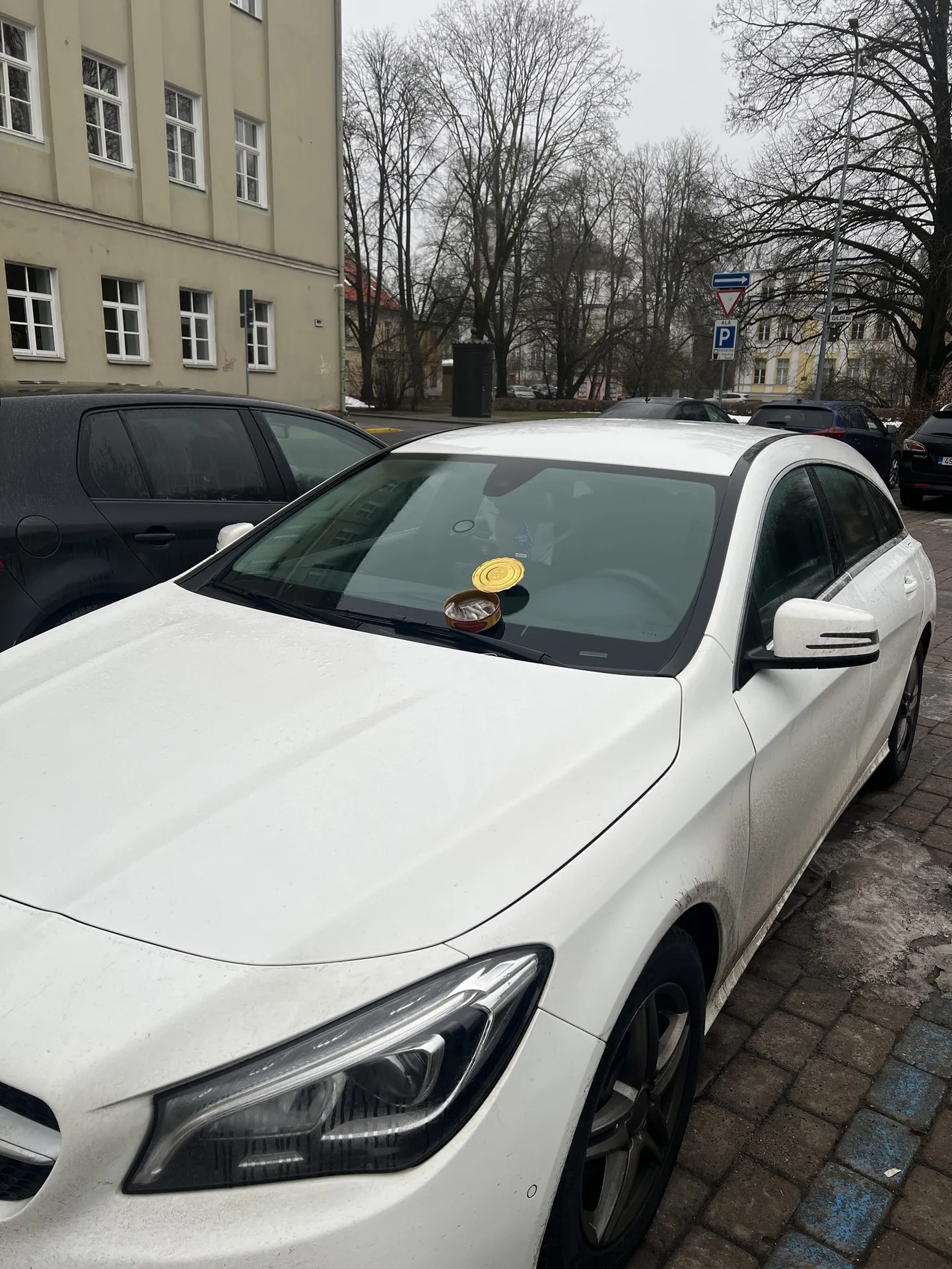 Tartu kesklinnas parkiv auto, mille peale on keegi jätnud lahtise kalakonservi.