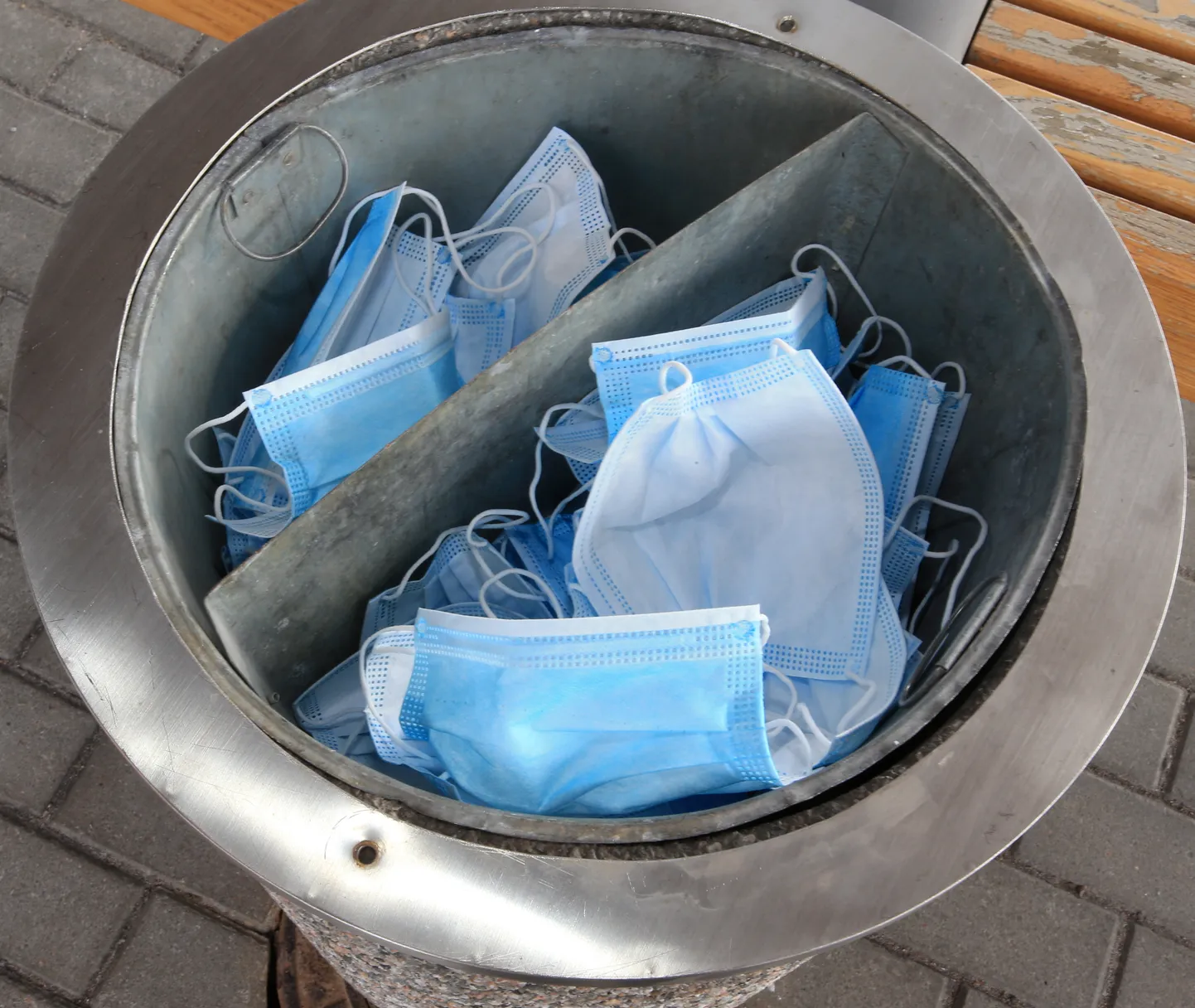 Kasutatud kaitsemaskid prügikastis TÜ kliinikumi Lunini tänava poolse sissepääsu ees.
