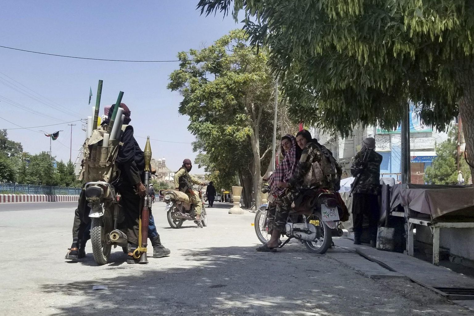 Eile patrullisid Ghaznī tänavail juba Talibani võitlejad.