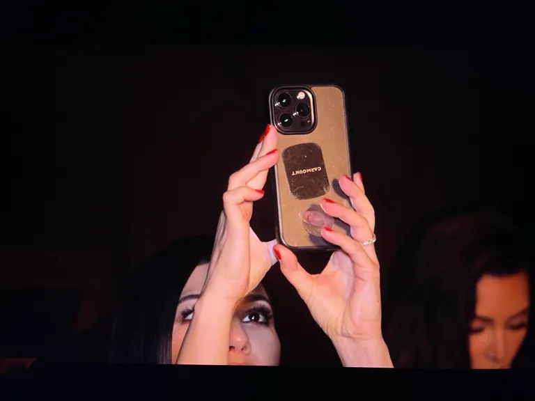 Tõsielustaar Kourtney Kardashian kasutab Eesti toodet, mis on näha Disney kanalil jooksva tõsielusarja «The Kardashians» neljanda hooaja kaheksandas osas.
