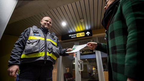 Tallinna lennujaamas jagatakse koroonaviirusest teavitavaid infolehti