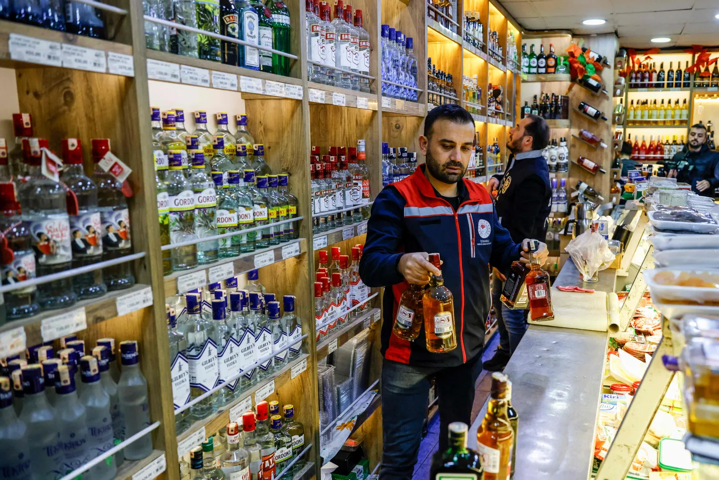 Türgi politseinikud Istanbulis jaanuari keskel kaupluses otsimas salaalkoholi.