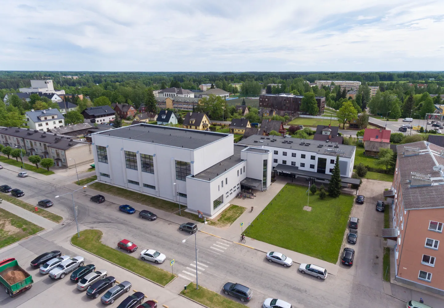 Aerofoto Põlva tervisespordikeskusest ja hotellist Pesa.