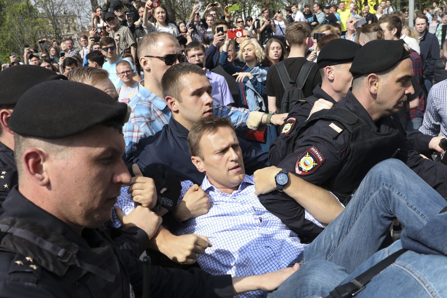 Korrakaitsjad Vene opositsiooniliidrit Aleksei Navalnõid vahistamas.