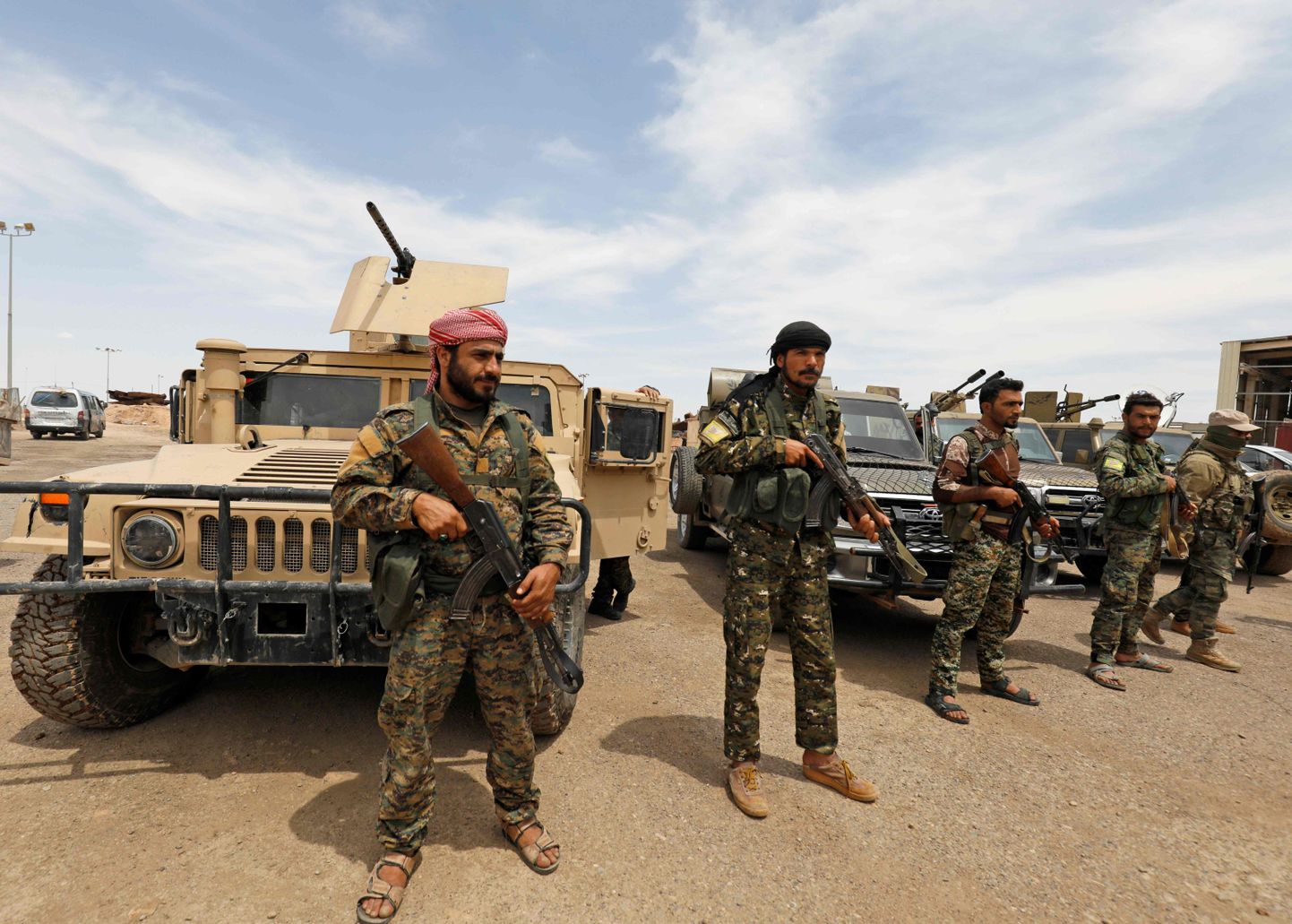 Süüria Demokraatlike Jõudude (SDF) võitlejad Deir Ezzori provintsi naftaväljal.