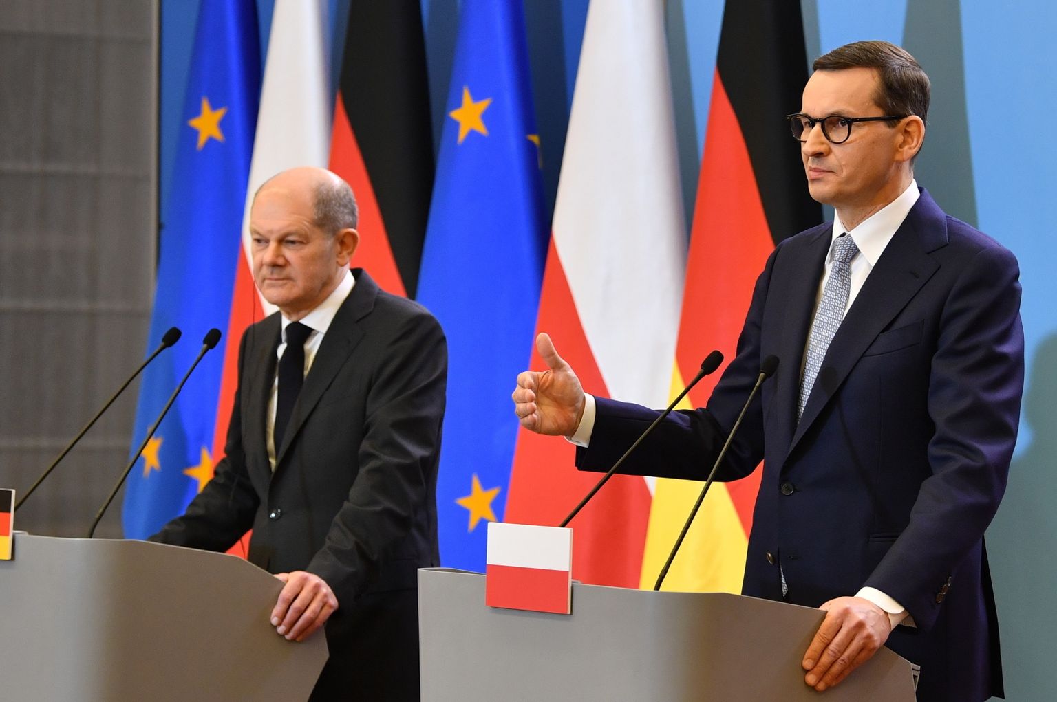 Polijas premjerministrs Mateušs Moraveckis (pa labi) un Vācijas kanclers Olafs Šolcs