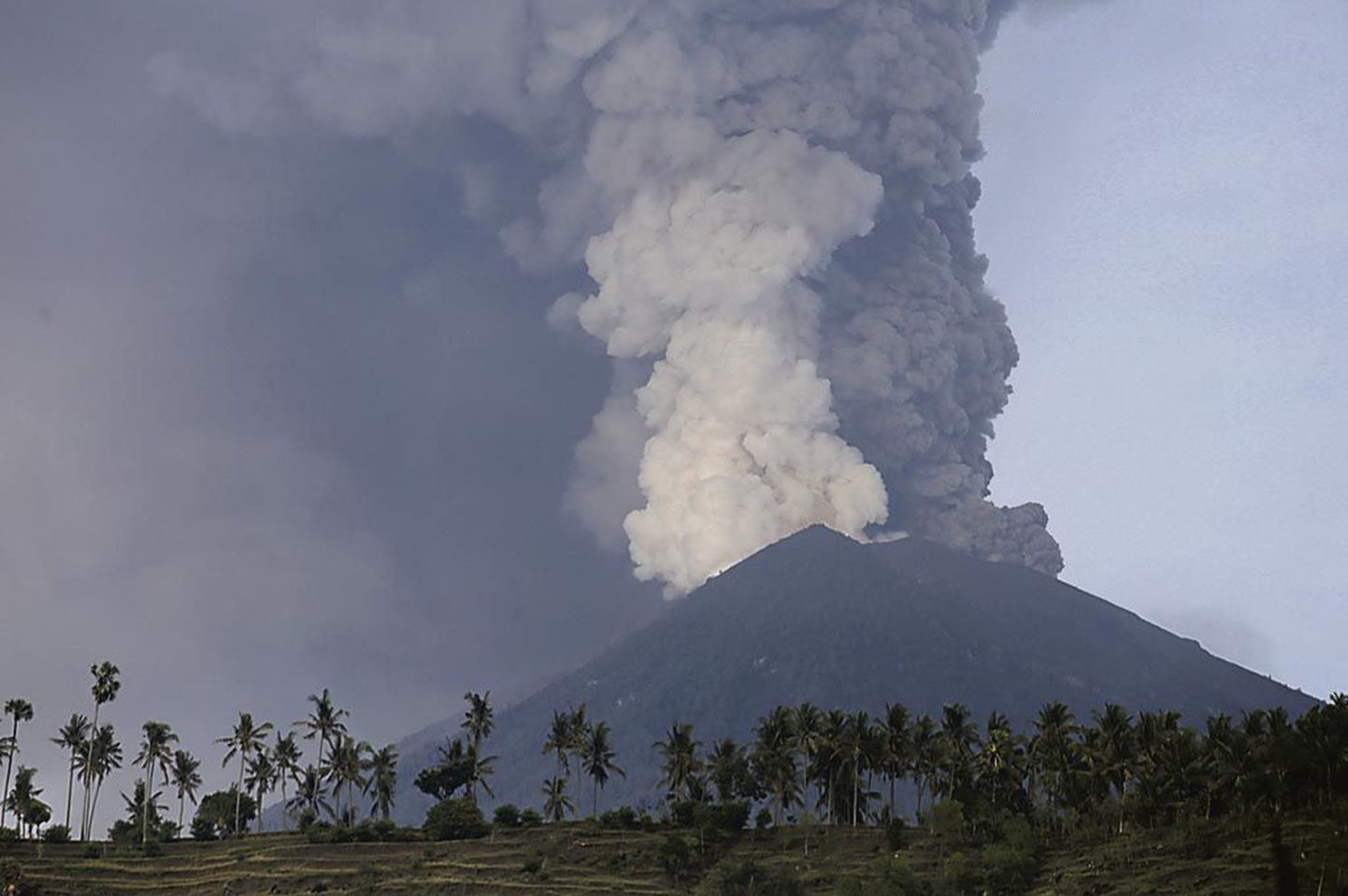 Kohalikud muretsevad Agungi vulkaani pärast rohkem kui turistid.