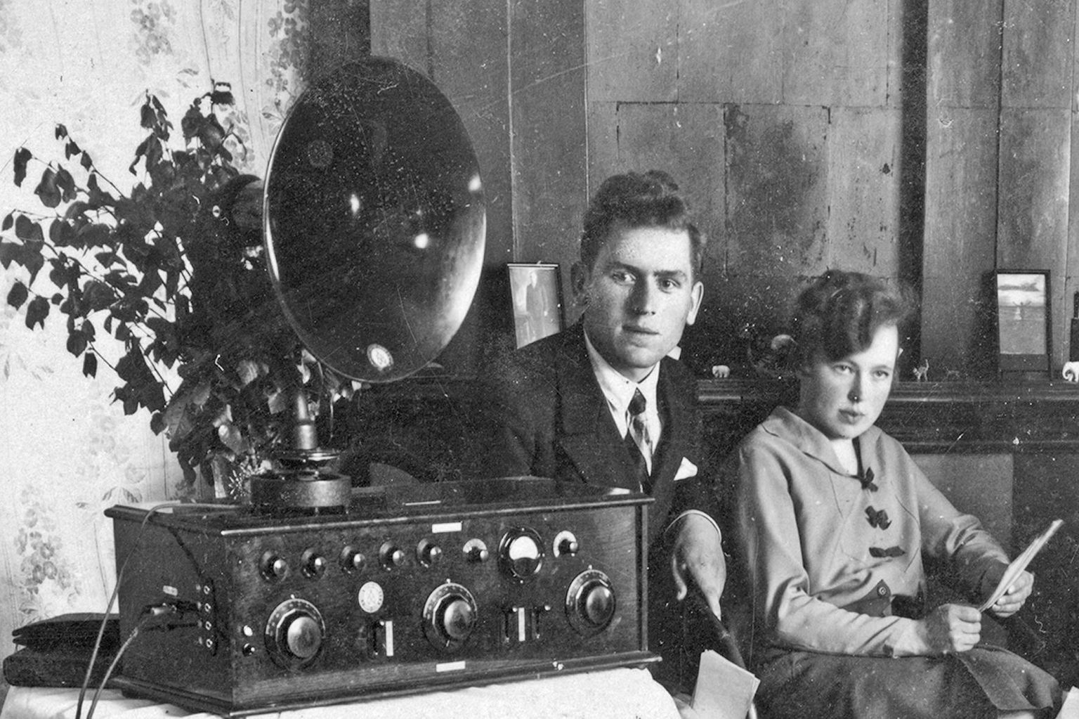 Kodumaise ringhäälingu algusaastatel kuulati saateid toruvaljuhääldiga. Raadiovastuvõtja on kõigi tunnuste järgi Tartu telefonivabriku 1920. aastate teise poole toodang.