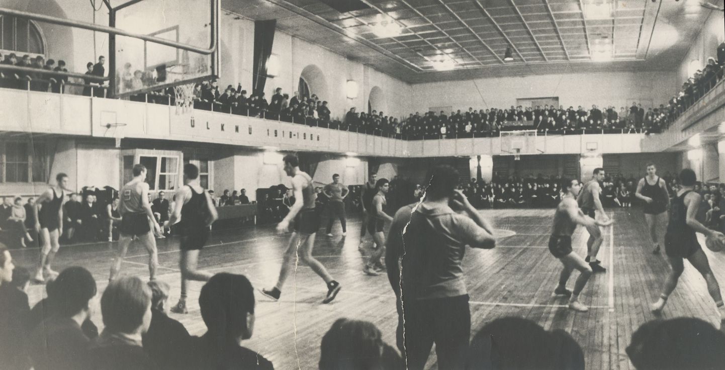 Arvatavasti 1968. aasta fotol on EPA võimlas mängimas Tartu Kalevi ja (tõenäoliselt) Riia korvpallimeeskond.