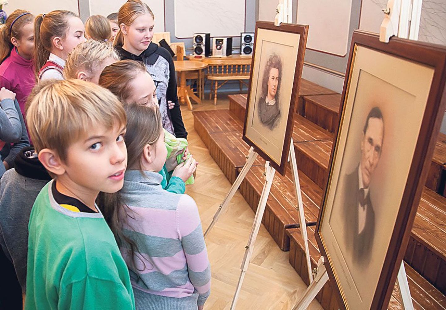 Kuninga tänava kooli lapsed uudistasid Vello Paluoja maalitud Koidula ja Kreutzwaldi portreesid.