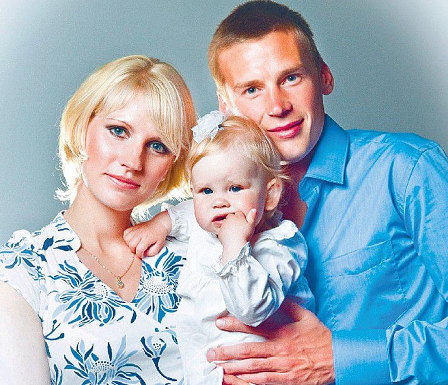Один из ведущих эстонских футболистов Александр Дмитриев с супругой Анной и маленькой дочкой Ангелиной.