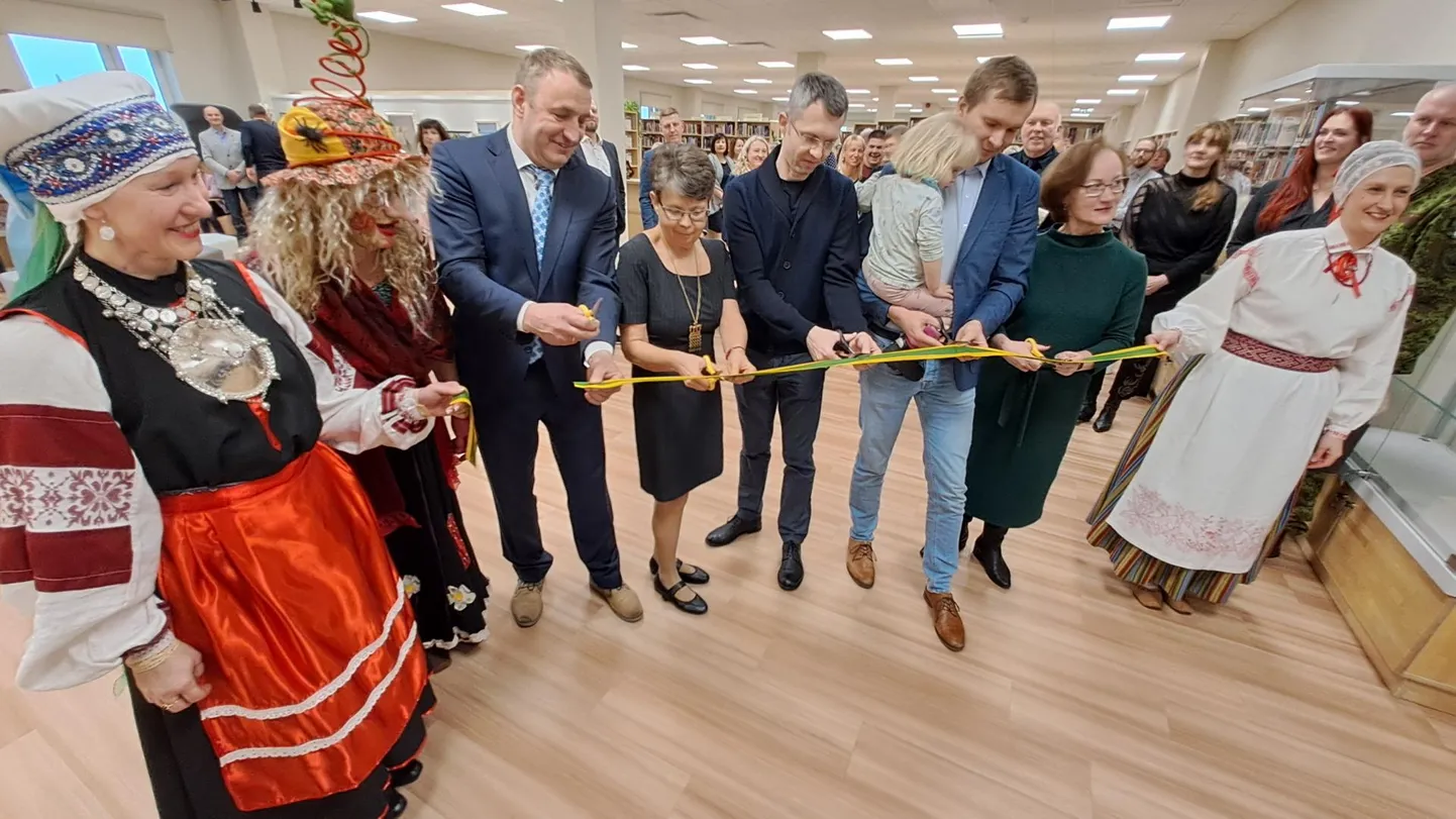 Võru raamatukogu pidulik taasavamine sündis koos tavakohase lindilõikamisega.