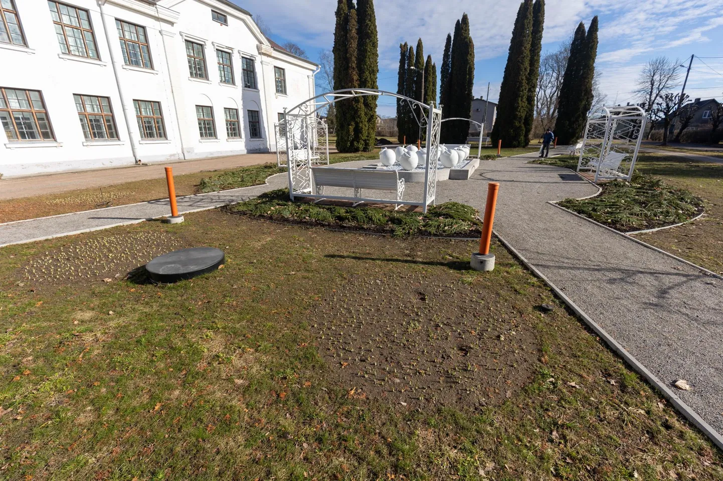 Purskkaevu ümbritseval haljasalal on iga päevaga järjest rohkem näha, et peatselt puhkeb seal õitsele sadu krookuseid.