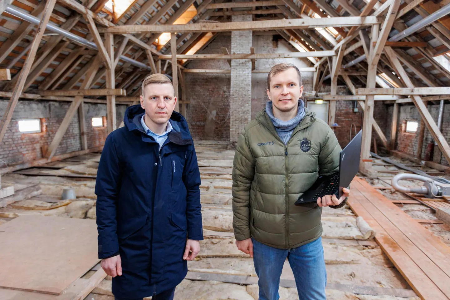 Võru linnavolikogu esimees Anti Haugas (paremal) ja Võrumaa arenduskeskuse juhatuse liige Tiit Toots seisavad parasjagu endise pangamaja pööningul, kuhu plaanis ehitada avar õppeklass.