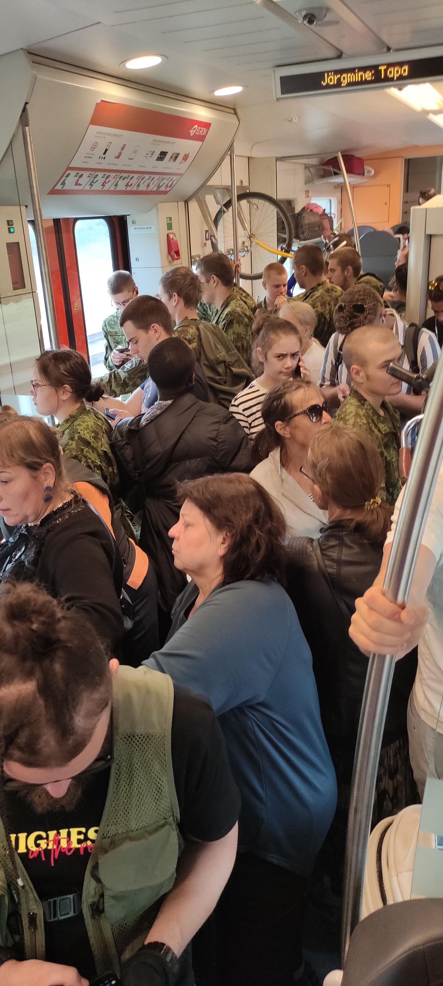 Inimesed Tallinna-Tartu rongis. Foto on illustreeriv.