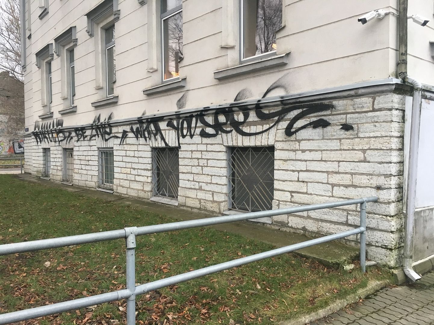 Стену управы района Пыхья-Таллинн разрисовали на прошлой неделе.