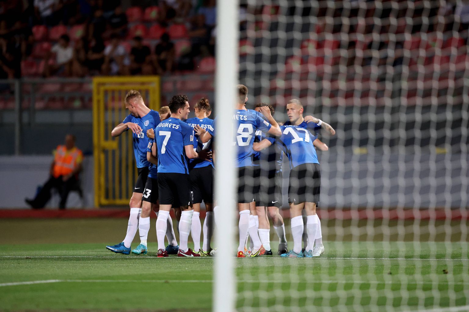 Игроки сборной Эстонии празднуют победу над Мальтой.