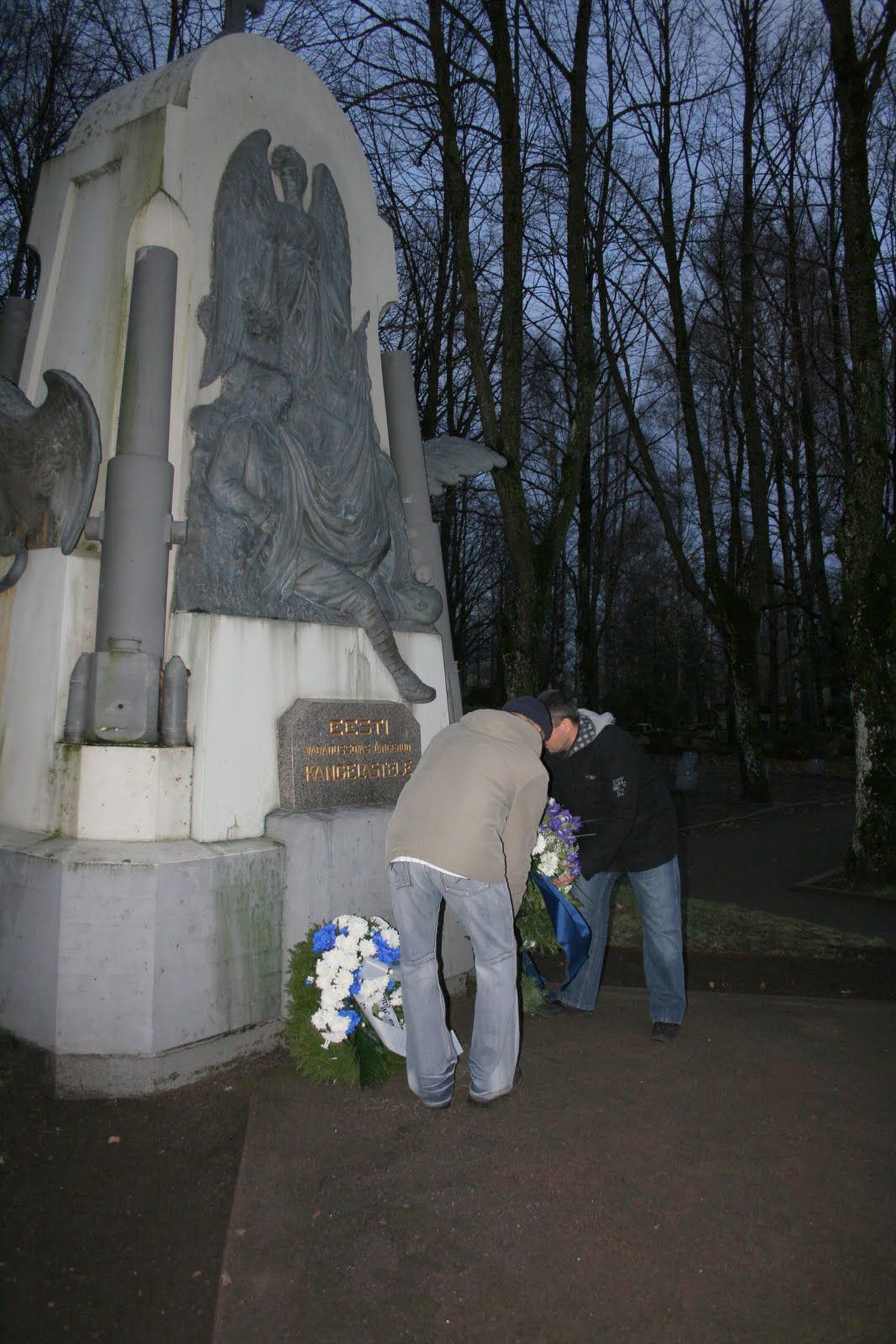 MTÜ Pärnu Pataljoni Kogu liikmed asetavad pärja Vabadussõja monumendile, tähistamaks 91 aasta möödumist rahvaväe moodustamisest Pärnus.