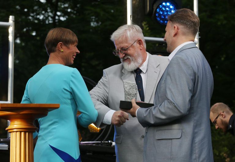 Õhtul andis president Kersti Kaljulaid teadlaskonnale iseseisvuse taastamise tänukivi. Selle võtsid vastu Teaduste Akadeemia president Tarmo Soomere ja Noorte Teaduste Akadeemia president Mario Kadastik.