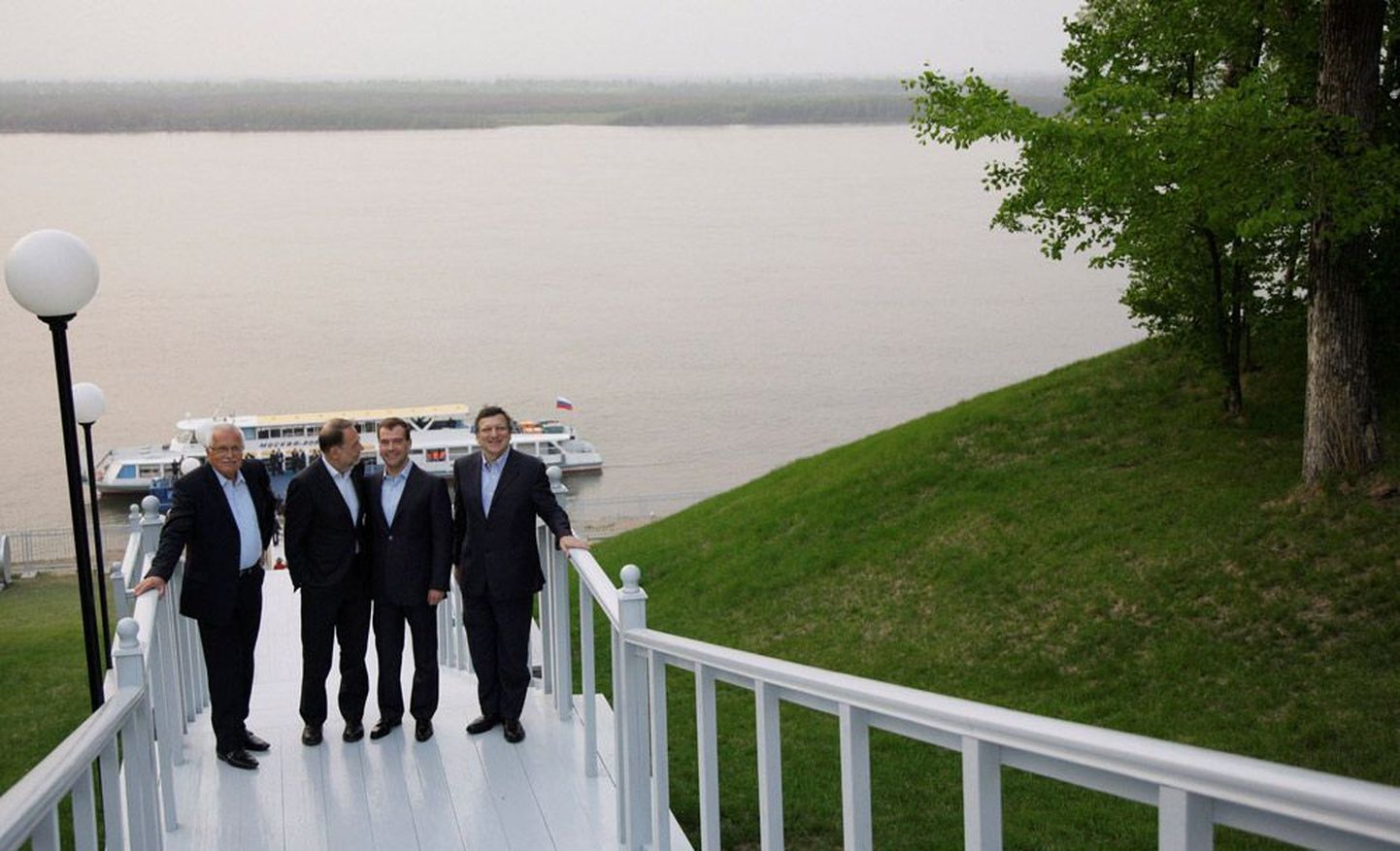 Enne tõsisemaid vestlusi viis võõrustajaks olnud Venemaa president Dmitri Medvedev (paremalt teine) oma kaugelt Euroopast saabunud külalised Tšehhi presidendi Václav Klausi (vasakult esimene), ELi välispoliitikajuhi Javier Solana (vasakult teine) ja Euroopa Komisjoni juhi José Manuel Barroso (paremalt esimene) laevaga suurele Amuuri jõele lõbusõidule.