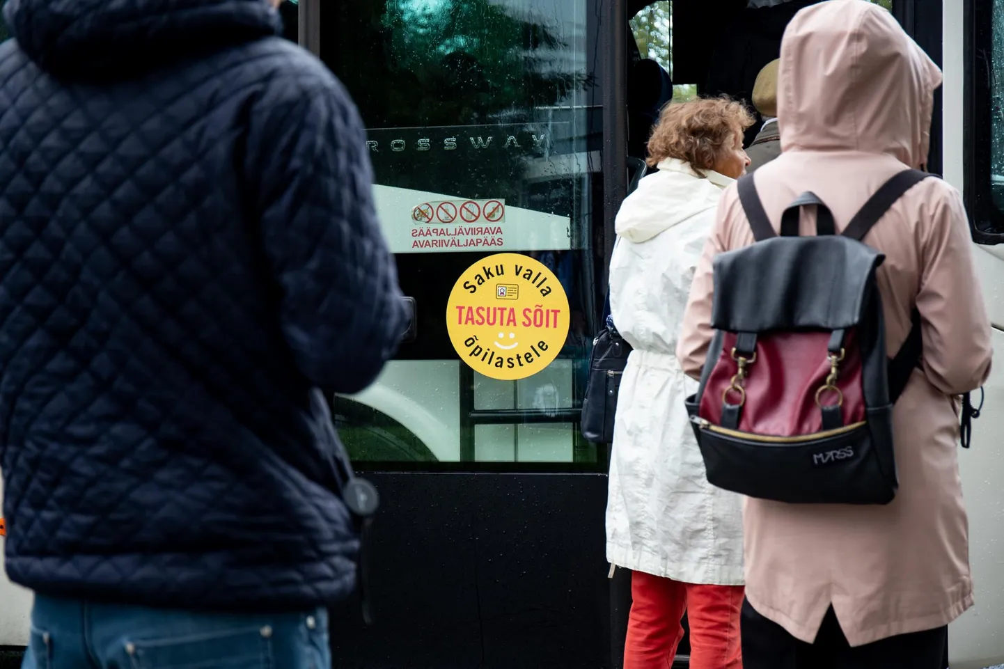 Igal pooltunnil Tallinnasse väljuvale tasulisele kommertsbussile läks eile hommikul Sakus kümmekond inimest.