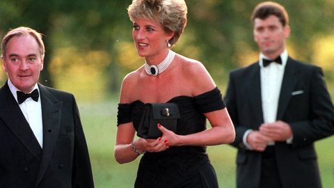 Printsess Diana legendaarne kleit läheb oksjonil röögatu summaga haamri alla