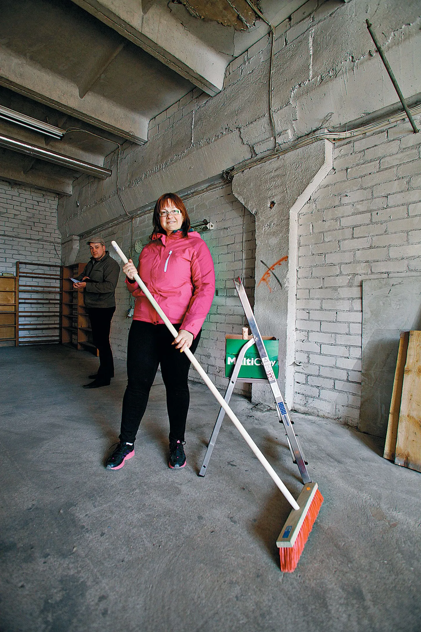 Toidupanga koordineerija Tiina Grauberg on uue laoruumi põranda puhtaks pühkinud, tagaplaanil arvutab seinte värskendamiseks kuluva värvi kilosid kokku OÜ Eskaro müügijuht Airis Lellep.